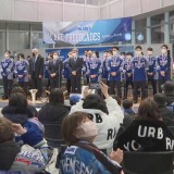 東北フリーブレイズが全日本アイスホッケー選手権の優勝をファンに報告