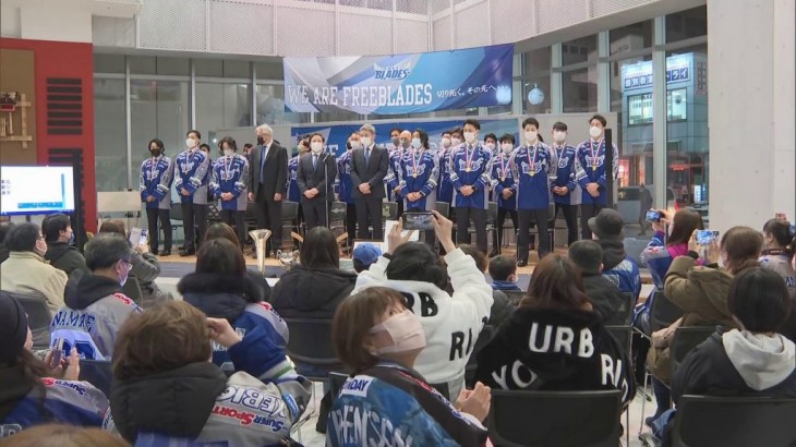 東北フリーブレイズが全日本アイスホッケー選手権の優勝をファンに報告