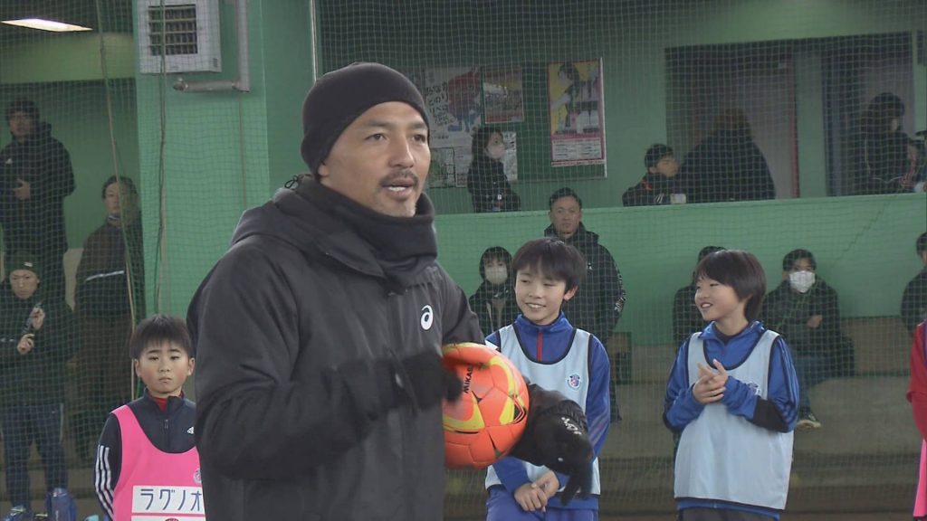 2023年で引退も世界的技術は健在　元日本代表の小野伸二さん　弘前市で小学生にサッカー教室