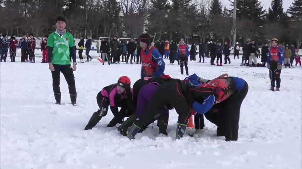 女子トップチームも参加　雪上ラグビーで熱戦／弘前市