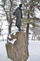 太宰の像も雪化粧