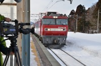 カメラを準備するスタッフの横を駆け抜ける金太郎