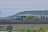 新緑の中を走る703系