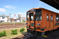津軽五所川原駅ホームにて 発車を待つメロス号