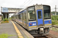 カーブの途中にある諏訪ノ平駅。列車の傾きも大きくなります。