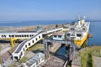 ベイブリッジから。海に向かって突き出るような青森駅の配置。