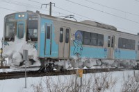 雪を巻き上げて走る701系。冬の鉄道には独特の力強さがありますよね。