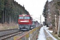 貨物列車を牽引するEH500型電気機関車。