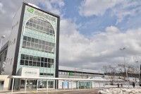 奥津軽いまべつ駅の駅舎とスーパー白鳥。新幹線が開業するとここを通る在来線は貨物のみに。
