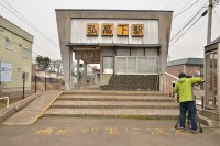 ベテラン民鉄カメラマンと駅舎。