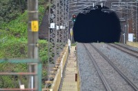 青い森鉄道最南端、目時駅から盛岡方向。橋の真ん中に616.5キロポストと青森・岩手の県境を示す案内表示が見えます。