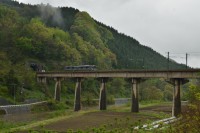 県境の橋を往くIGR7000系。川・橋・山・そして列車と素晴らしい景色が撮影できます。長編成の貨物列車の撮影にももってこいのスポットです。