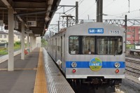 弘前駅ホームにて「いなかぜ」ヘッドマークの７０００系。