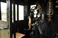 Ｄ５１の中。近年の電車と比べてレバーやハンドルの数が違います。