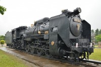 交通広場に佇むＤ５１　８９２号機。保存会の皆さんの努力によって大事に保存されています。
