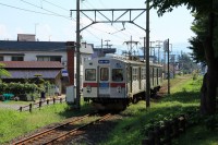 列車は住宅街へ。弘前駅はもうすぐ