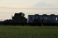 夕暮れ時。帰路につく高校生を乗せて