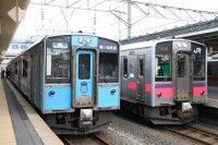 青森駅にてＪＲの同型車両と並ぶ７０１系。