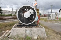 敷地内には蒸気機関車の動輪も。旧国鉄時代から続く歴史を感じさせます。