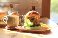 ストーブと日差しで暖まりながらいただくハンバーガーとホットジンジャーと…最高です^^