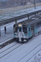 ギリギリまで駅舎で待っていた乗客たちが足早に乗り込みます。