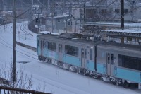 青森方面へと走って行く下り列車。遅延しながらも雪に負けず走り続ける地域の大事な足です。