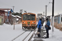 嘉瀬駅に滑り込むメロス号とそれを狙う撮影スタッフ。