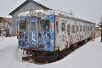貨物ホーム跡に佇む「慎吾列車」。錆びた車体が痛々しいです。いつかリペイントされる日が来るのでしょうか