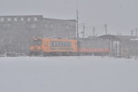 津軽飯詰駅のスノーセットを抜ける列車。津軽鉄道には雪がよく似合います。