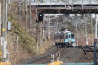 三沢駅にて。カーブの先から2両編成の車体がスッと現れました。