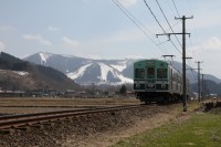 大鰐の山を背景に走る大鰐線。