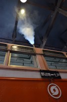 煙突から勢いよく噴煙を上げるレールバス。製造から55年…未だに現役です。