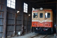 車庫の奥で出発を待つキハ104。