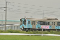 流し撮りで701系を狙うとタイミングよく奥を東北新幹線E5系が!