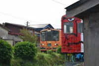その横をすり抜けてメロス号がホームに。最近は香取慎吾さんファンがよく嘉瀬駅に訪れるんだとか。