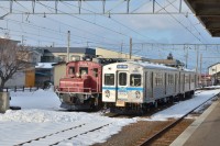 黒石駅にて。ラッセル車は電車の陰になって見えず。天気もよくてこの日の出動は無さそうです。