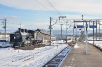 新里駅前に展示されている“ハチロク”こと８６２０型蒸気機関車。