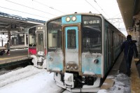 雪の青森駅でＪＲの７０１系と並ぶ青い森７０１系