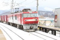 小柳駅を通過する貨物列車。青森以南はまだまだ“金太郎”ことＥＨ５００が活躍します