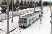 保健大の横をスピードを上げて駆け抜ける７０３系