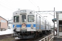 進路が開いて大鰐駅へと向かう７０００系。