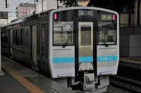 八戸線の新型気動車キハE130系。一見電車かと思うような新しいデザインです。