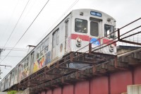 橋の上にある境松駅