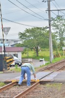線路の幅を見て異常がないかを調べる作業員。こうした皆さんのおかげで日々鉄道が安全に運行されてる訳ですね