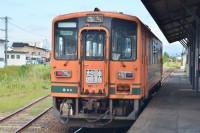 津軽五所川原駅ホームに滑り込んでくるメロス号
