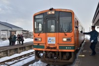 上下の列車がすれ違う金木駅。ここでそれぞれの列車のタブレットとスタフを交