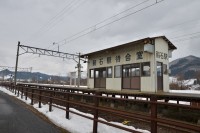 待合室の細長さが際立つ鯖石駅。