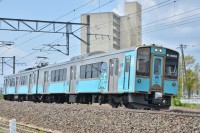 小柳駅を出発した７０１系。初夏を思わせる日差しを浴びながら一路八戸へ。