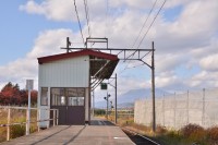 義塾高校前駅。カーブの感じと奥に岩木山が見える素敵な景色です