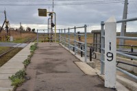 ホーム上に１９キロポストがある深郷田駅。終点津軽中里の１駅となりの駅です